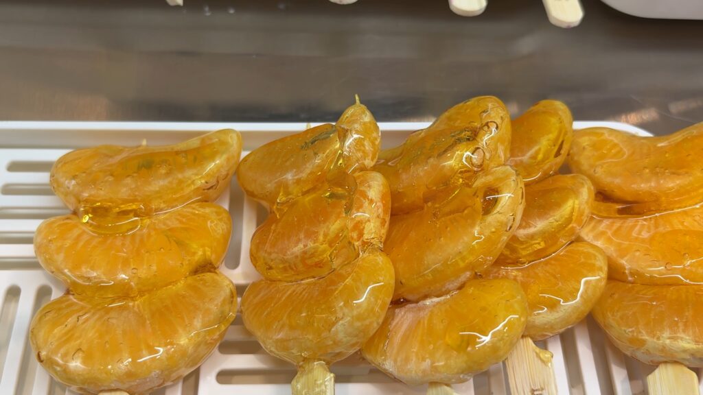Descobreix com es fa el "tanghulu", un snack xinès viral a base de fruita caramel·litzada | alimentació, Ingredients, Receptes