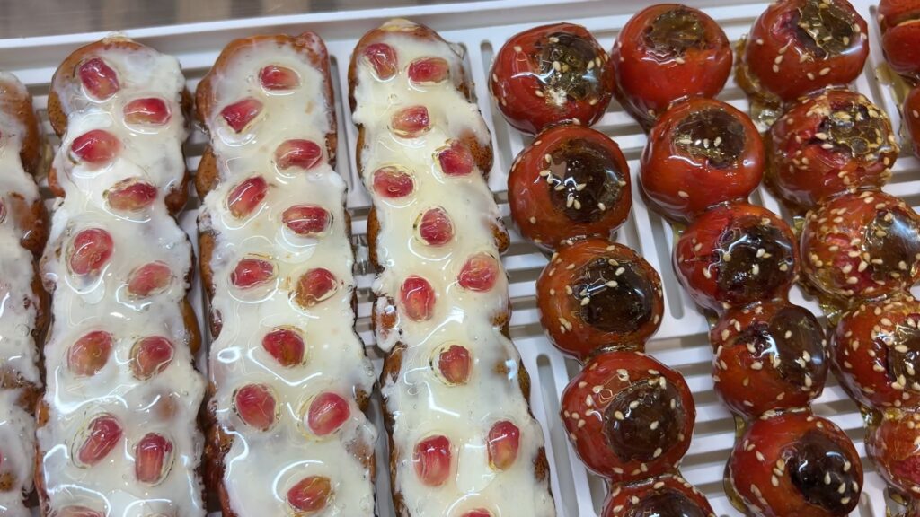Descobreix com es fa el "tanghulu", un snack xinès viral a base de fruita caramel·litzada | alimentació, Ingredients, Receptes