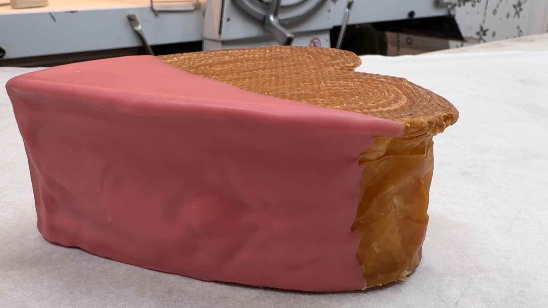 Croissart: un croissant artístic i rosa creat per la pastisseria Brunells i el Museu Moco | alimentació, Ingredients, Receptes