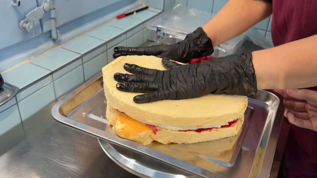 'Et menjo la cara!': el pastís caricatura que triomfa a Sants com a regal d'aniversari | alimentació, Ingredients, Receptes