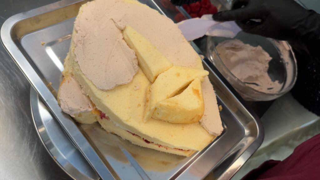 'Et menjo la cara!': el pastís caricatura que triomfa a Sants com a regal d'aniversari | alimentació, Ingredients, Receptes