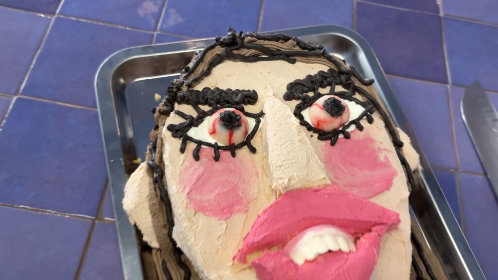 'Et menjo la cara!': el pastís caricatura que triomfa a Sants com a regal d'aniversari | alimentació, Ingredients, Receptes