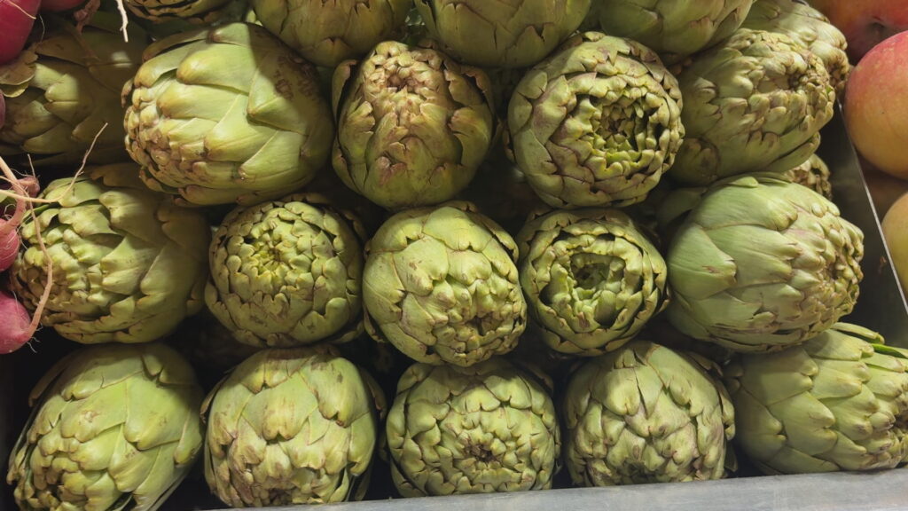 És temps de carxofes! Cal Neguit de la Boqueria ens aconsella com triar les millors | mercat, Mercat de la Boqueria, Producte de temporada