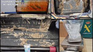 Detingut a l’aeroport un noi de 18 anys per dur droga dins d’una maleta… feta de cocaïna