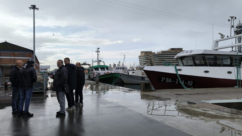Els pescadors, angoixats amb els canvis de normativa: "És impossible, cada dia hi haurà sancions" | concentracions, pesca, port de Barcelona, vaga