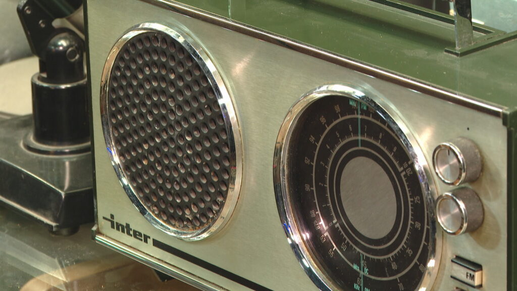 L'establiment de Sant Antoni que ressuscita ràdios antigues i és un paradís per a col·leccionistes | ràdio, tecnologia