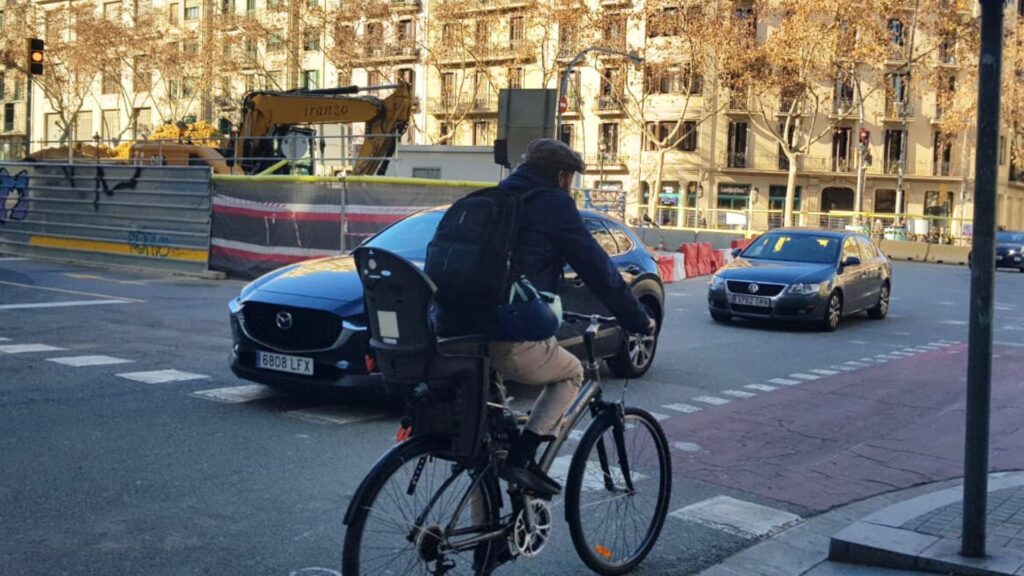 Els veïns i conductors es mentalitzen del tall al carrer de la Diputació | FGC, obres, queixes veïnals