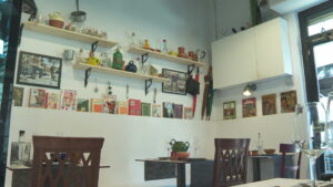 Barra lliure de segona mà a l’Antic Colmado de Sant Andreu: dina i emporta’t el que vulguis