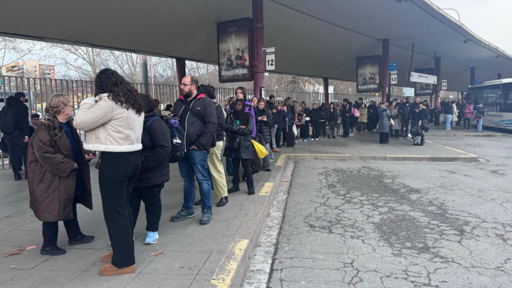 cues bus estaci&oacute; Fabra i Puig, Barcelona, aturada Rodalies