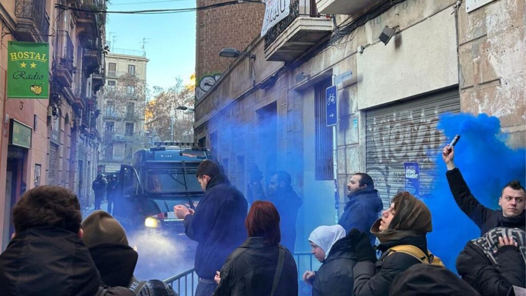 La mobilització veïnal no evita el desnonament de set famílies al carrer del Tigre, al Raval | desnonaments, Mossos d'Esquadra, protestes