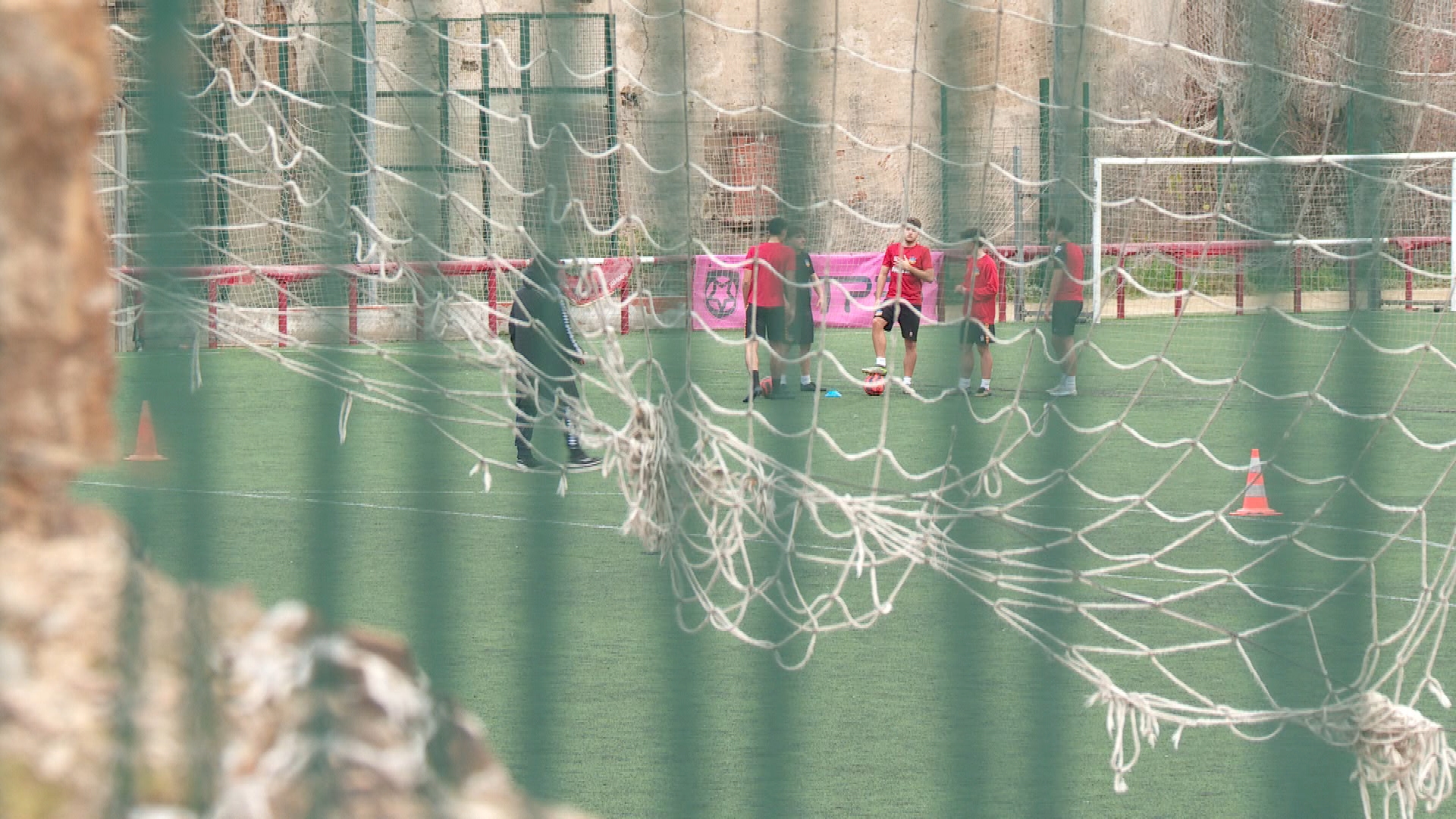 El Sant Andreu invertirà 100.000 € per arreglar el camp del futbol base, amb sots i vestidor ruïnós | futbol base