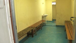 Sots al camp i vestidors ruïnosos: així estan les instal·lacions on juga el planter del Sant Andreu