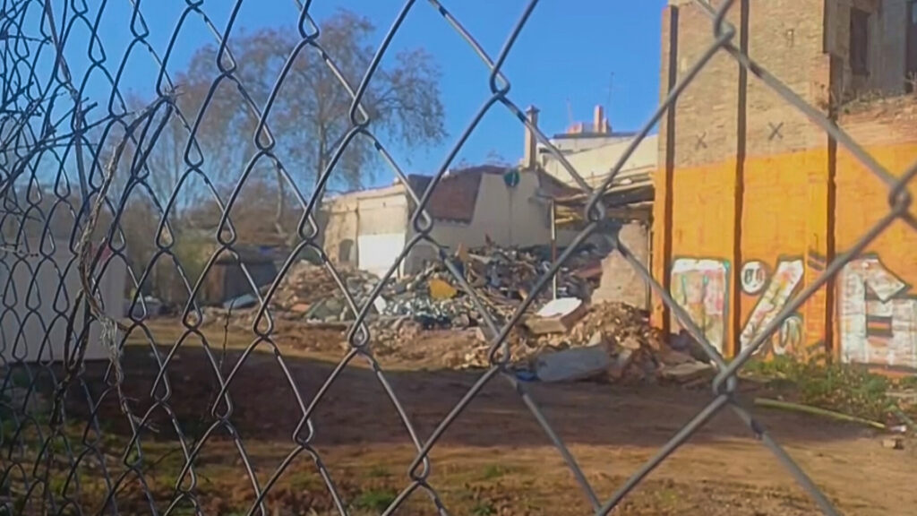 Comencen els enderrocs per ampliar el Parc de Glòries fins al carrer del Consell de Cent | Barris, obres, plaça de les Glòries Catalanes