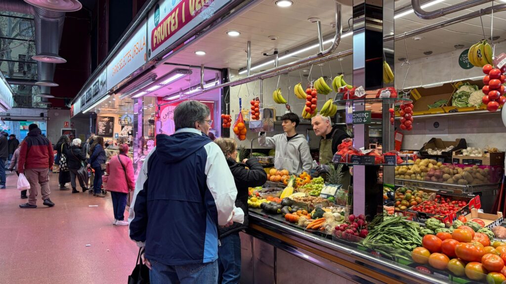 El gener costerut es fa notar als mercats amb menys vendes: "La gent compra d'una altra manera" | alimentació, mercats, preus