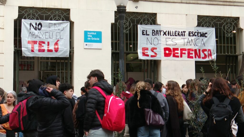 L'Institut Vila de Gràcia, en peu de guerra per la supressió del batxillerat artístic | arts escèniques, batxillerat, Consorci d'Educació de Barcelona, escoles, manifestacions a Barcelona