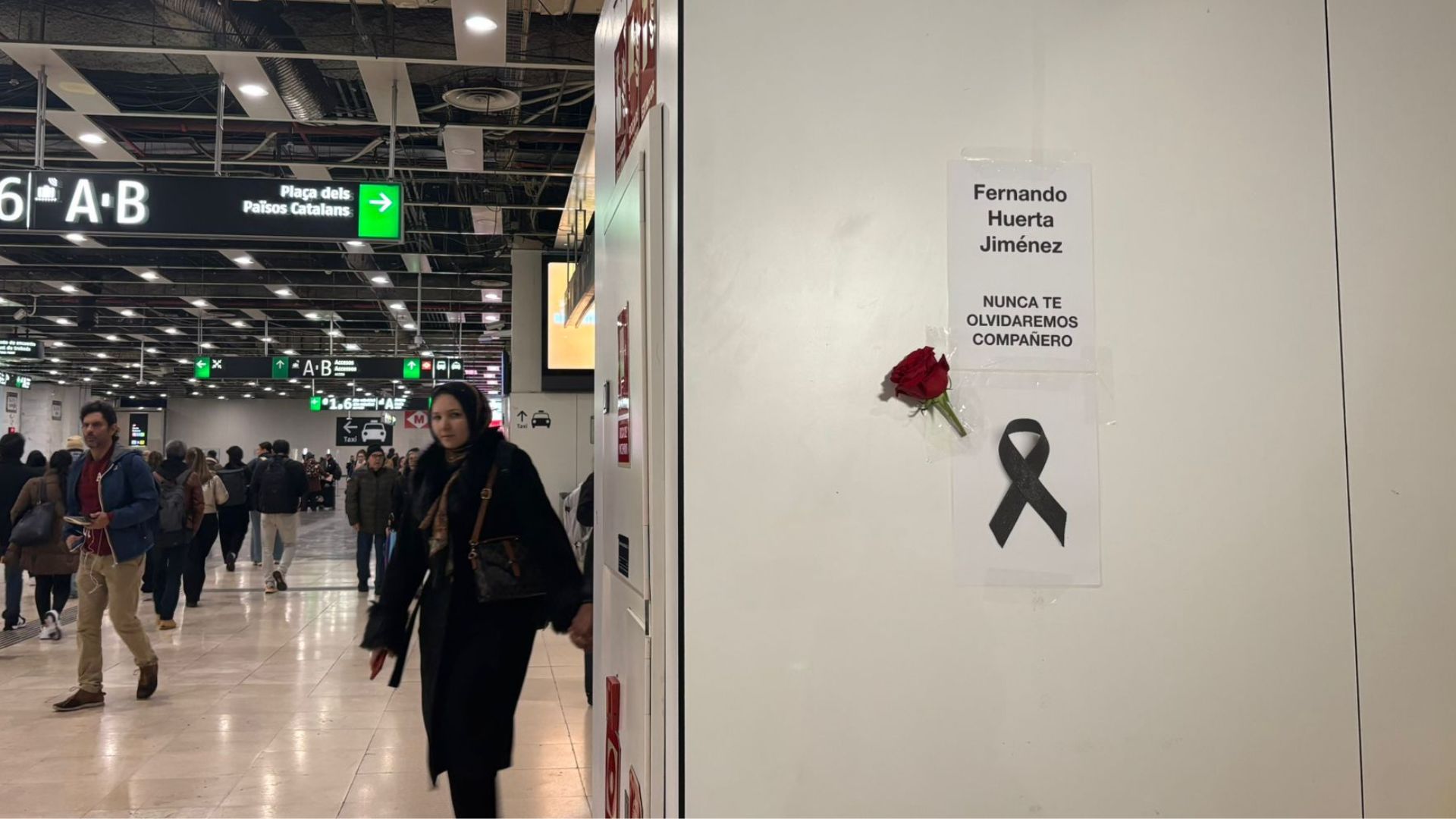 Rosa a l'estaci&oacute; de Sants en homenatge maquinista mort accident Gelida