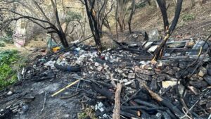 Un incendi sense ferits crema diverses tendes d’un assentament a Montjuïc