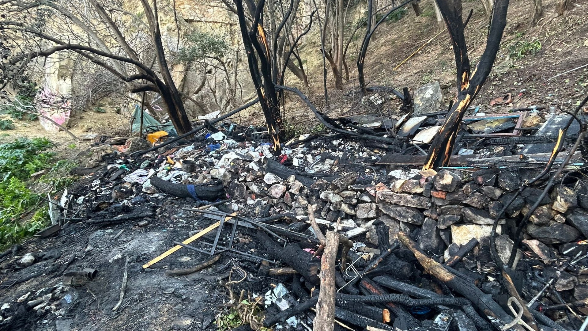 L'incendi d'una barraca a Montjuïc deixa una gran columna de fum