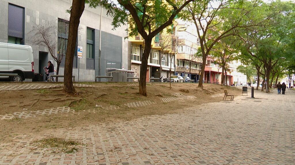 Veïns de la Salut denuncien l’abandonament dels Jardins de Pere Calders: "Cada cop hi cau més gent" | Barris, parcs, queixes veïnals