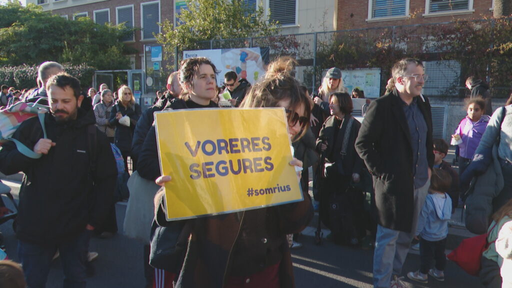 L'Escola Rius i Taulet es manifesta a Lesseps per reclamar més seguretat viària | Ajuntament de Barcelona, escoles, manifestacions a Barcelona, queixes veïnals, seguretat viària