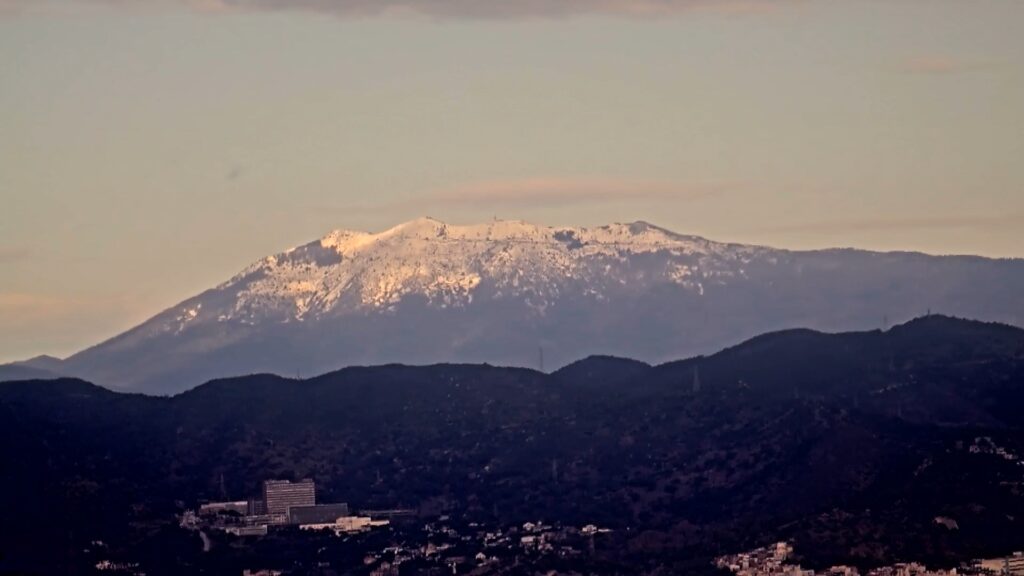 Muntanyes carregades de neu, des de Barcelona: així es veuen el Puigmal i el Montseny | neu