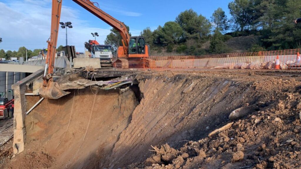 obres del tal&middot;l&uacute;s a l'AP-7 tallada a Gelida