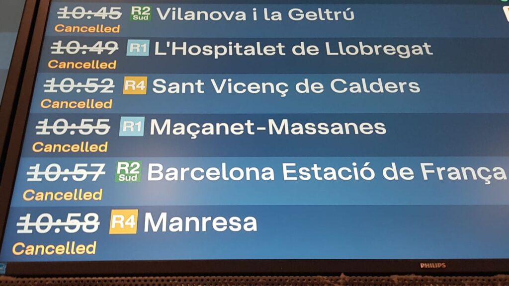 Crònica d'un dimecres sense trens: del desconcert de primera hora a les estacions desertes | pluges, Renfe, Rodalies, temporal
