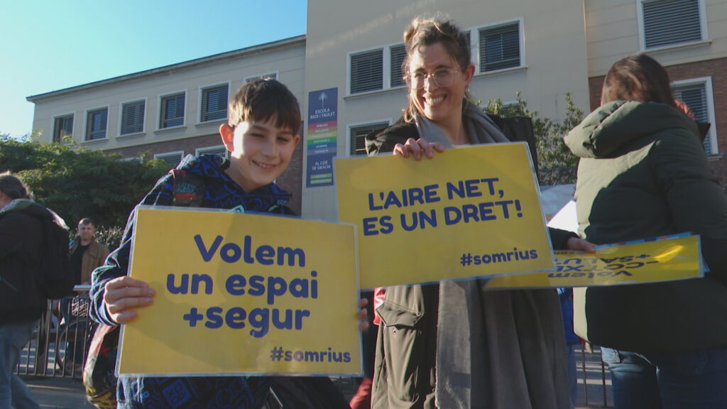 L'Escola Rius i Taulet es manifesta a Lesseps per reclamar més seguretat viària | Ajuntament de Barcelona, escoles, manifestacions a Barcelona, queixes veïnals, seguretat viària