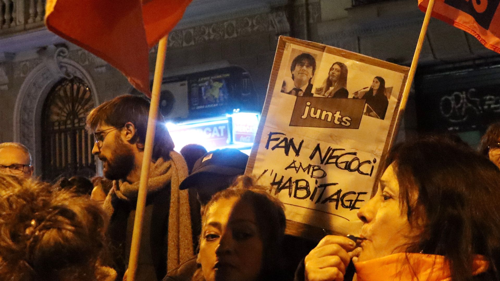 protesta sindicat llogateres i moviment per l'habitatge davant seu Junts per votar en contra moratòria desnonaments
