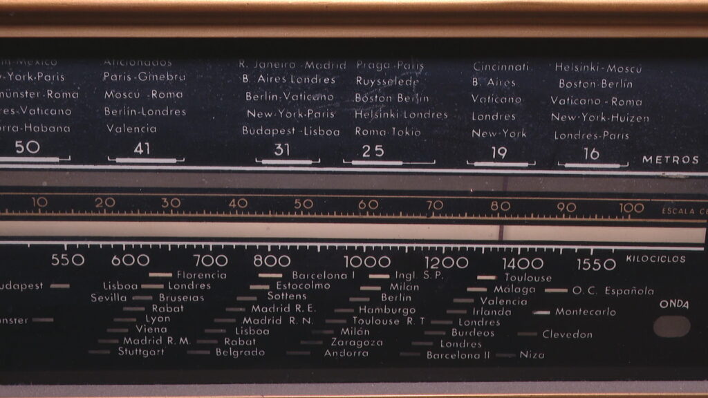 L'establiment de Sant Antoni que ressuscita ràdios antigues i és un paradís per a col·leccionistes | ràdio, tecnologia