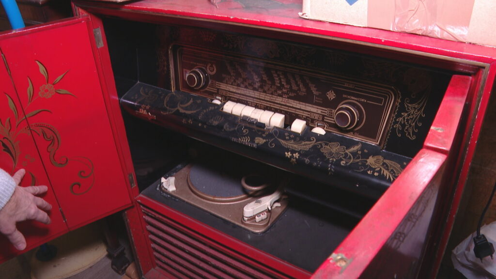 L'establiment de Sant Antoni que ressuscita ràdios antigues i és un paradís per a col·leccionistes | ràdio, tecnologia