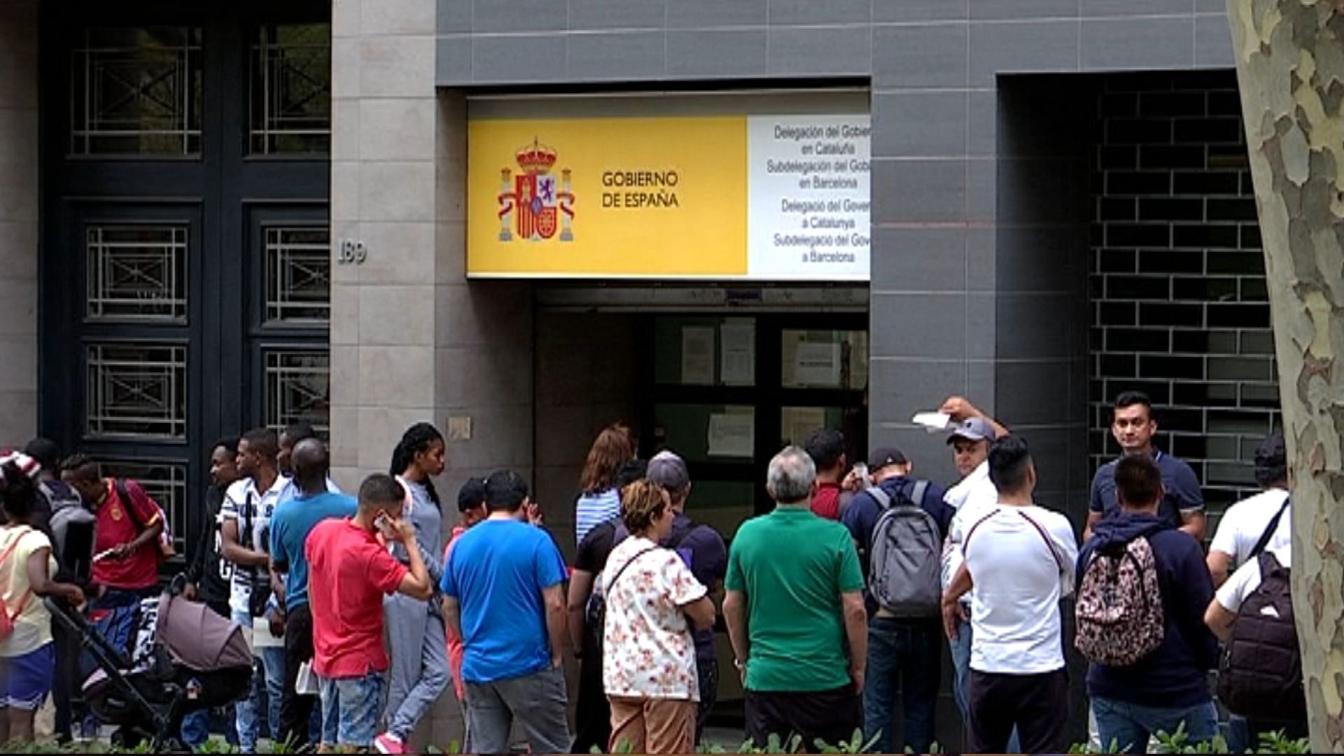 El Govern espanyol aprova la regularització extraordinària d'immigrants més important en dècades | immigració, migrants