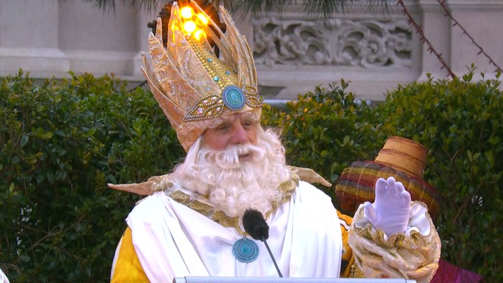 rei Melcior fa el discurs a pla de Palau