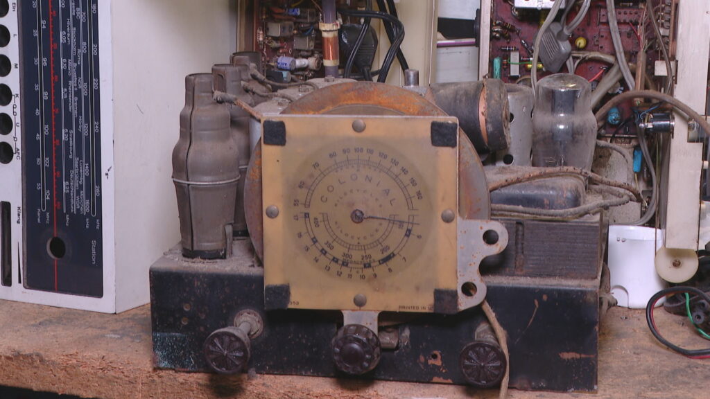 L'establiment de Sant Antoni que ressuscita ràdios antigues i és un paradís per a col·leccionistes | ràdio, tecnologia