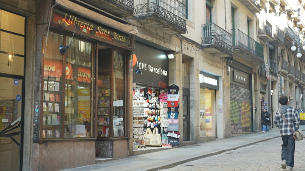 Mapes, llibres d'art i ara també platets: l'Espai Quera i la Llibreria Sant Jordi es reinventen | cuina, llibreries, llibres, restaurants