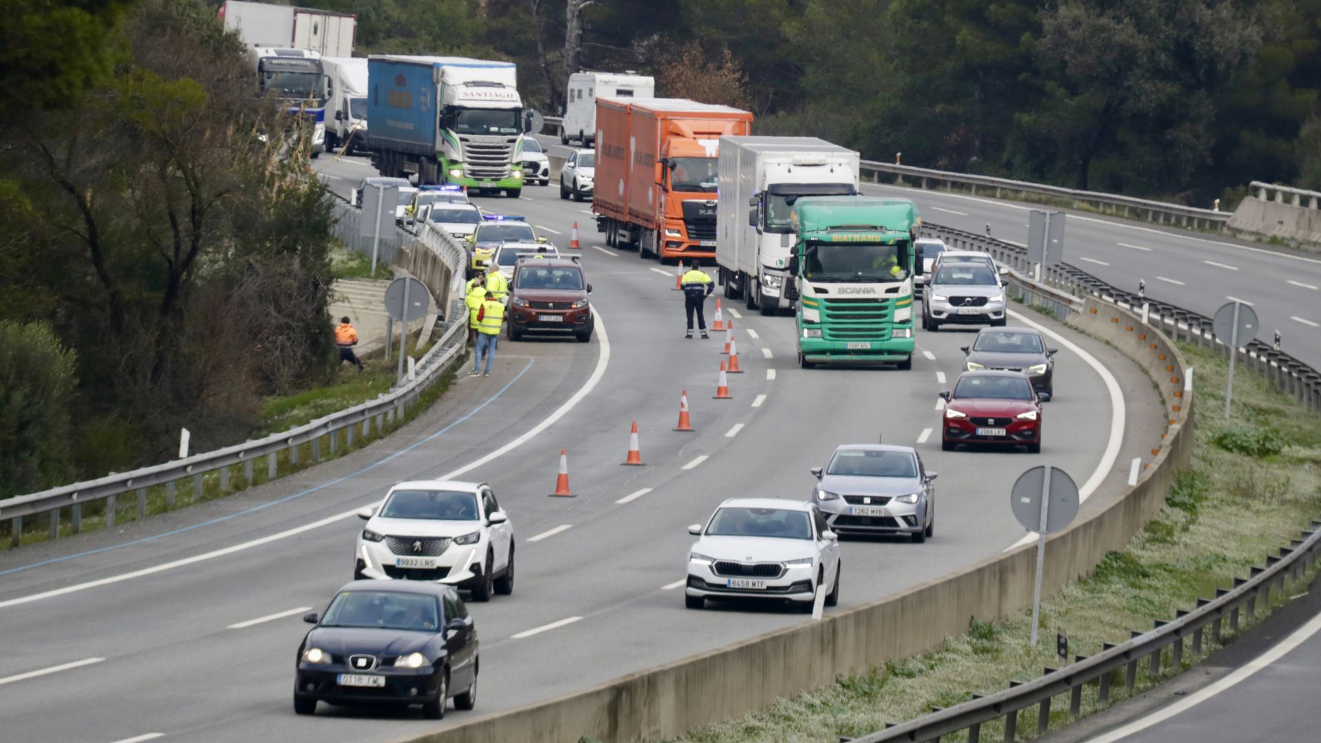 carril AP-7 tallat per accident tren a Gelida