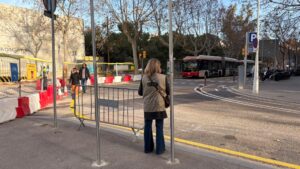 Els veïns i conductors es mentalitzen del tall al carrer de la Diputació