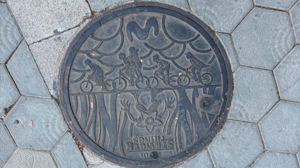 L'Ajuntament de Barcelona ordena la retirada de les tapes de 'Stranger things' | Ajuntament de Barcelona, publicitat