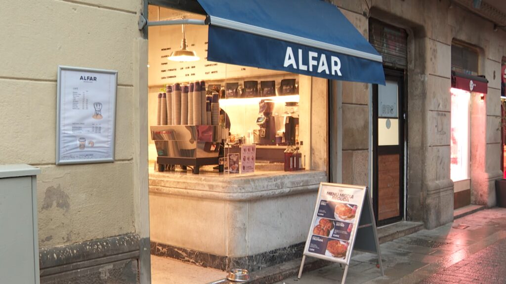 El taulell de marbre centenari de l'antiga Bacallaneria Ros sobreviu a Gràcia | botigues, patrimoni, patrimoni històric