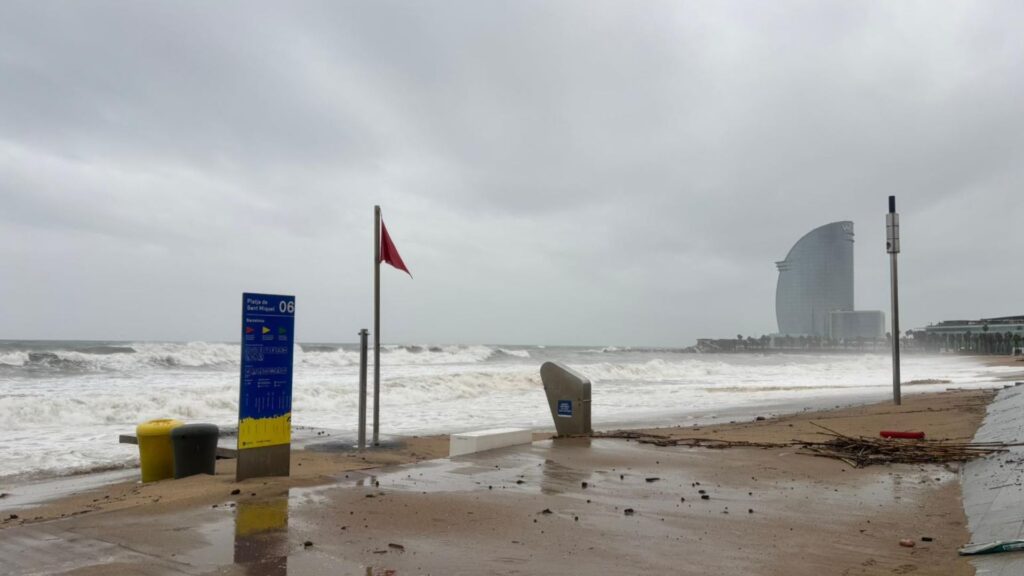 Les hores més crítiques del temporal de llevant: tancades totes les platges de Barcelona | mar, mar Mediterrani, meteorologia, pluges, temporal