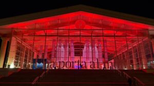 53 fonts i desenes d’edificis de Barcelona s’il·luminen de vermell per fer una crida a donar sang