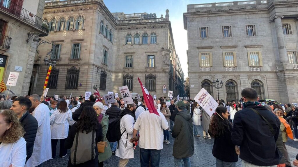 Un miler de metges es manifesten a Barcelona coincidint amb la jornada de vaga | manifestacions a Barcelona, metges, vaga