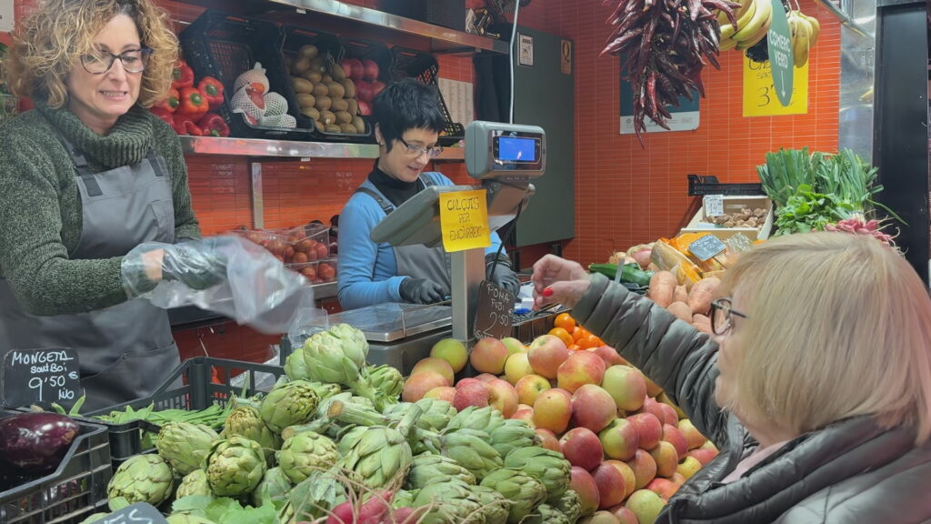 Clientes comprant carxofes a la parada de Cal Neguit a la Boqueria