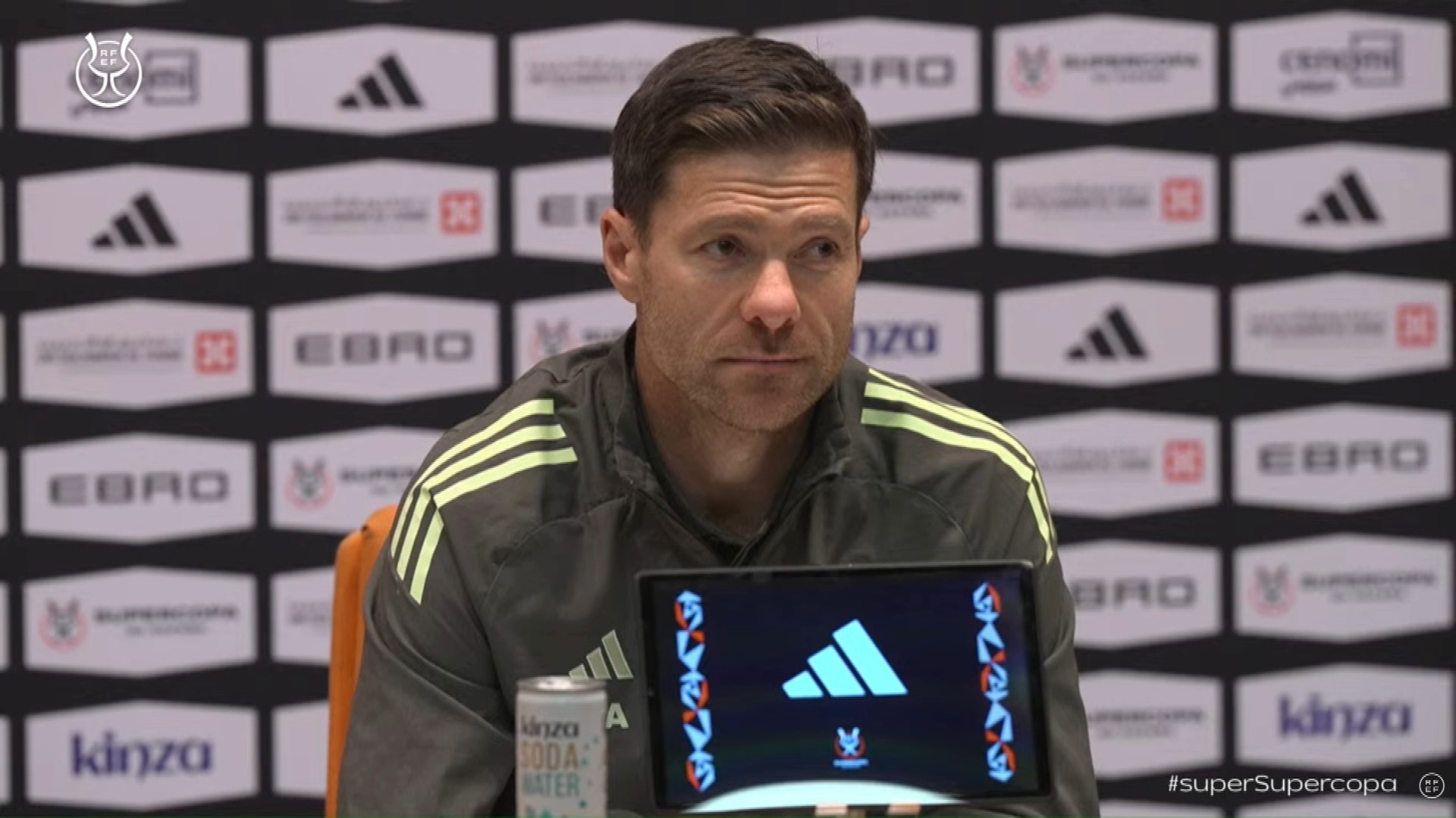 Xabi Alonso parla abans de la final de la Supercopa entre el Reial Madrid i el Barça