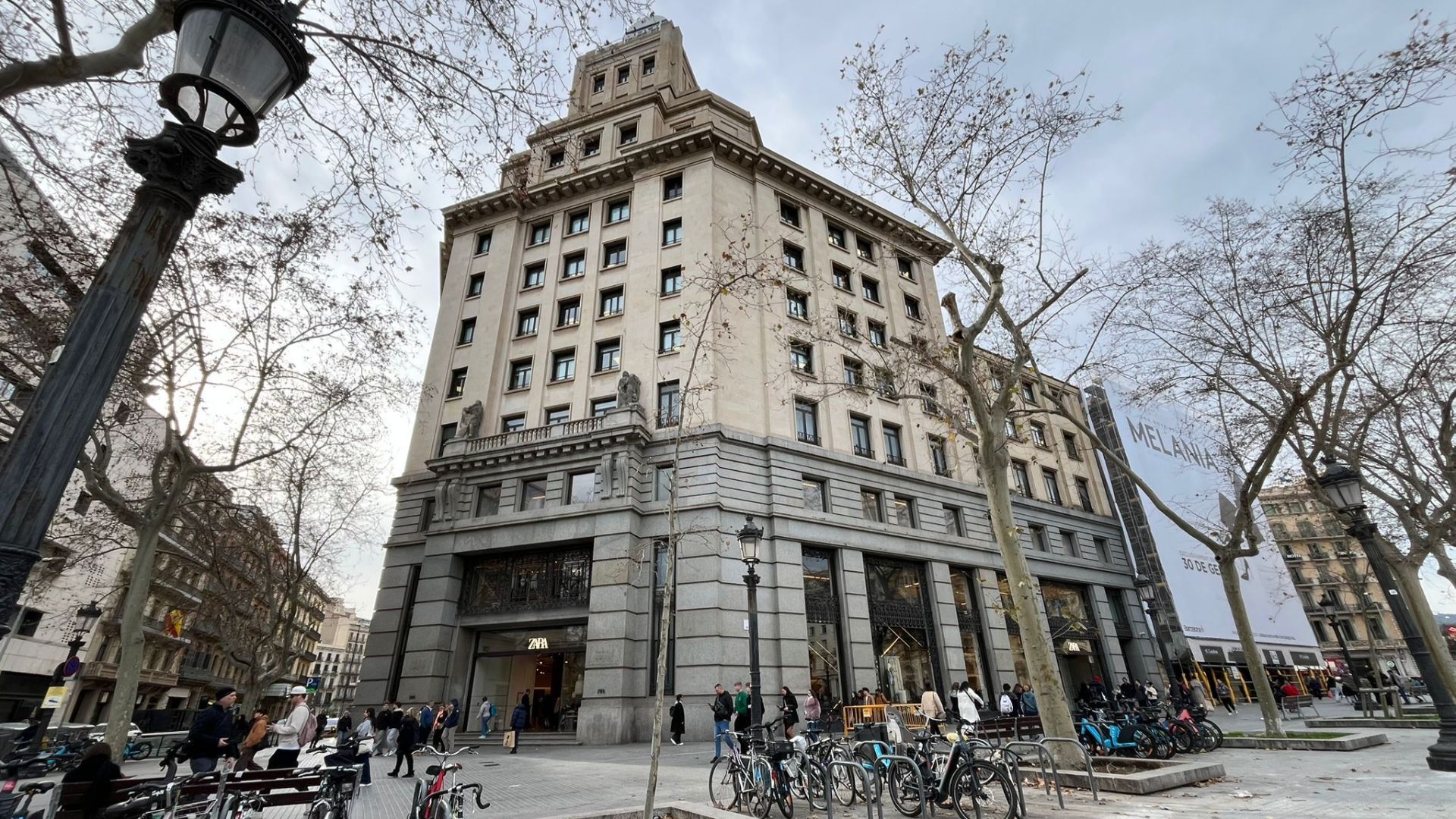 El Zara de plaça de Catalunya rep el vistiplau de l'Ajuntament per sumar una planta més | botiga, botigues, plaça de Catalunya