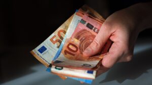 Els experts veuen “prudent” tenir efectiu a casa pel context geopolític, però recelen fixar-ne quant