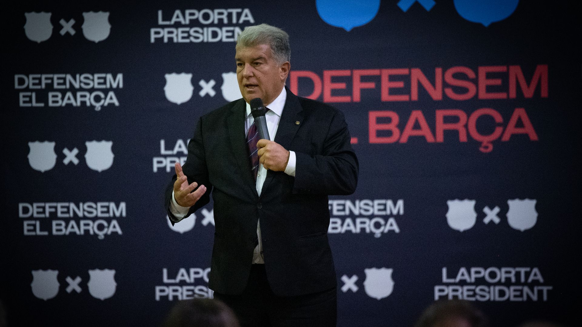 Joan Laporta en un acte de precampanya a Vic amb socis