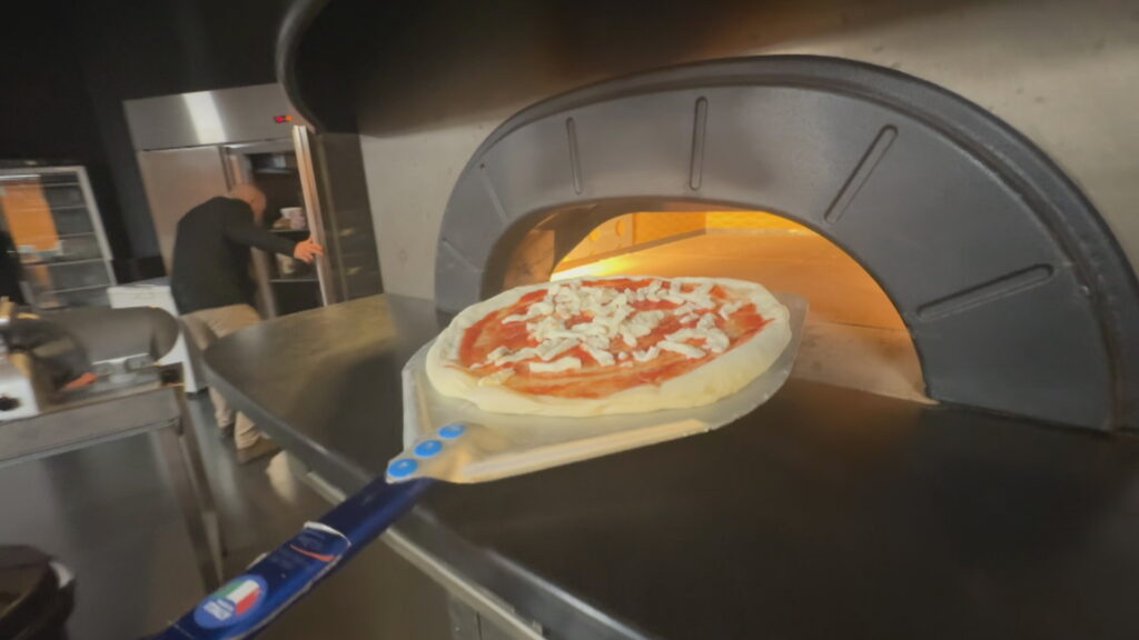 Barcelona estrena la primera escola de pizzers de l'estat per cobrir la manca de professionals | alimentació, Ingredients, Receptes