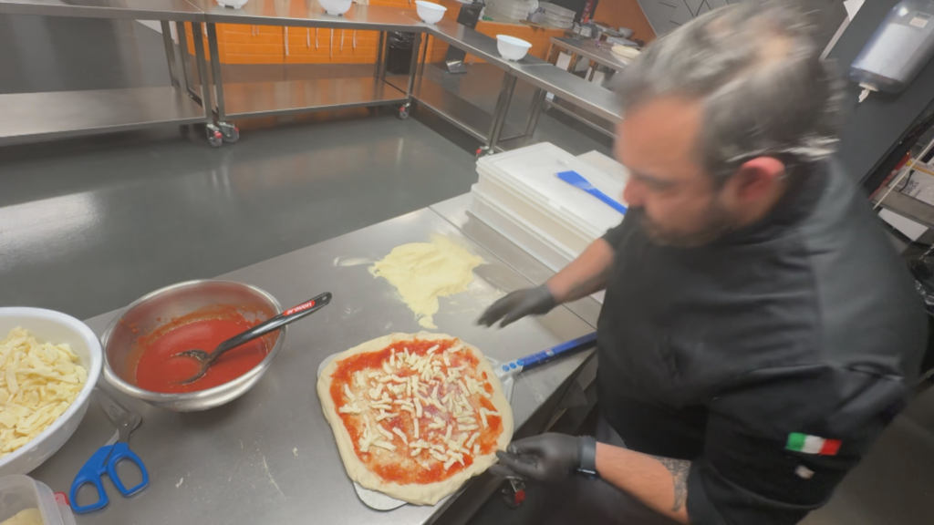 Barcelona estrena la primera escola de pizzers de l'estat per cobrir la manca de professionals | alimentació, Ingredients, Receptes