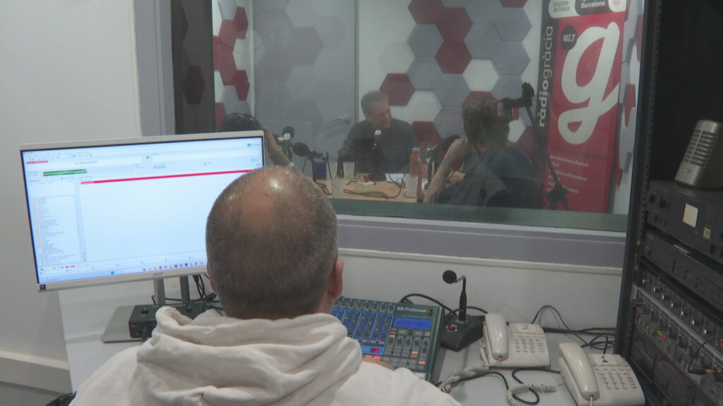 Desenes de voluntaris fan possible el model de mitjà de proximitat de Ràdio Gràcia | entitats, mitjans de comunicació